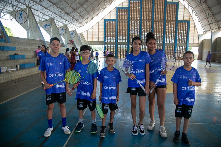 Alunos jogando badminton na quadra da Fundação