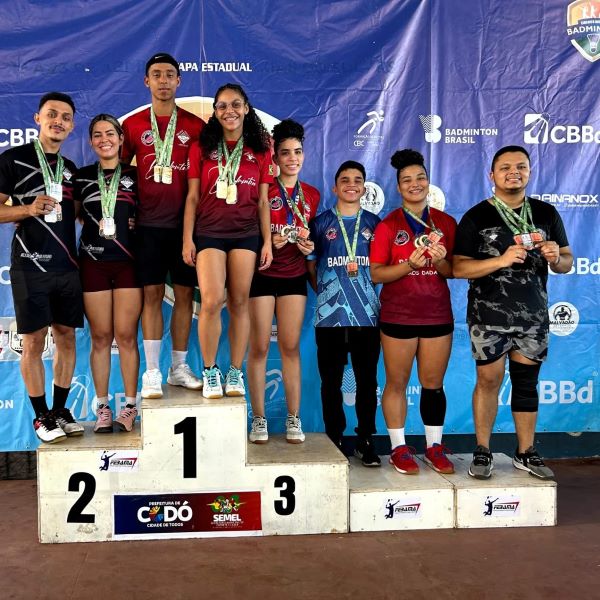 Equipe de Badminton da Fundação Cidadania no pódio estadual