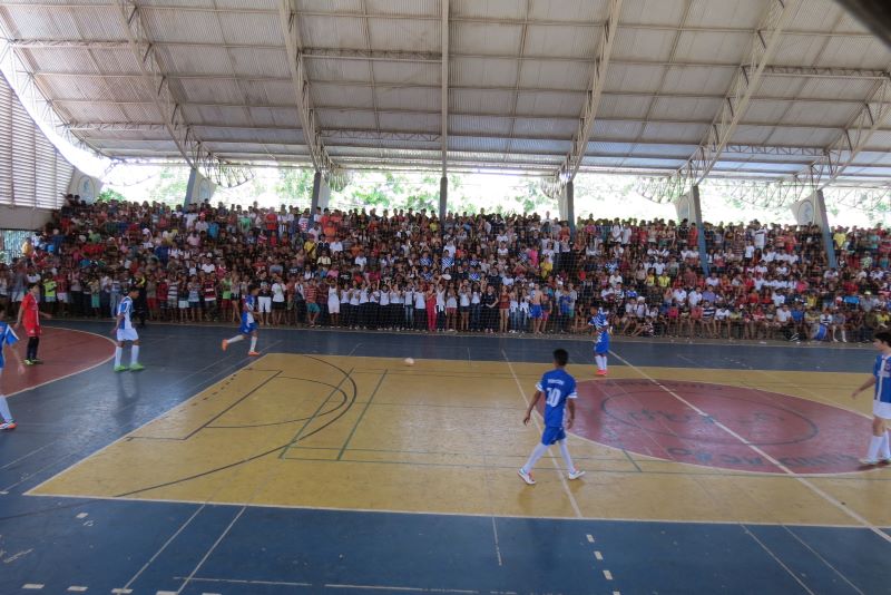 Crianças e adolescentes jogando futsal na quadra