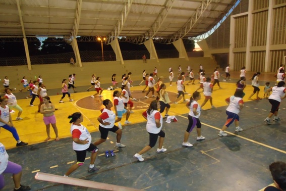 Mulheres praticando ginástica em grupo