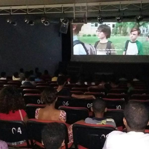 Exibição cultural no Teatro Carlos B