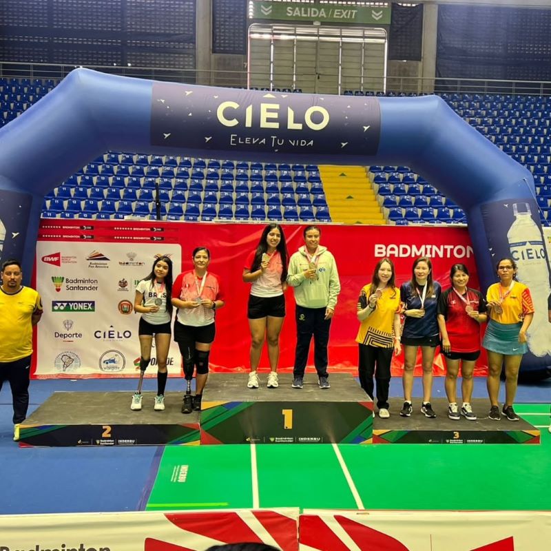 Melissa Vitória no pódio do Sul-Americano de Parabadminton