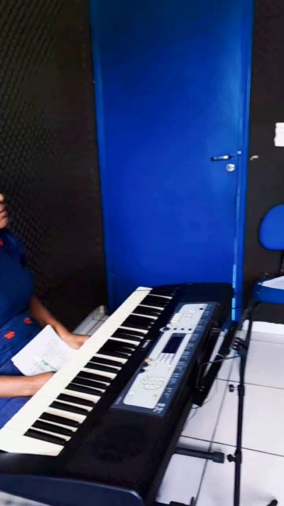 Aluna no teclado