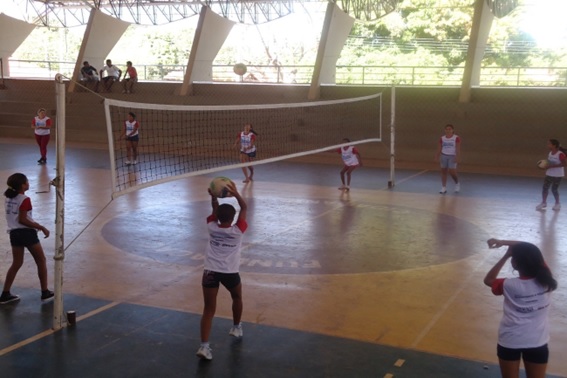 Jovens praticando voleibol na quadra
